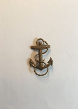 USMMA. C/M stamped metal device for the combination cap (USNA-style). 1943-46.